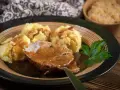 Soczysta karkówka w sosie sojowym, podana z purée ziemniaczanym i surówką. Pyszny obiad gotowy do spożycia.