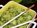 Pyszne ogórki po japońsku, posypane czarnym i białym sezamem, gotowe do jedzenia pałeczkami z motywem sushi.