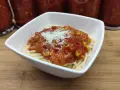 Spaghetti z domowym sosem chińskim z sosu sojowego, pomidorów i kukurydzy, posypane parmezanem.