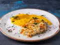 Pyszny kurczak katsu zapieczony z serem, podany z purée z dyni.