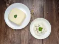Kostka tofu i pokrojone w kostkę tofu na talerzach, gotowe do przygotowania pysznego tofu przepisu.