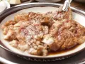 Soczysta karkówka z sosem sojowym i ketchupem, gotowa do grillowania.