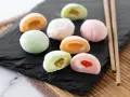 Kolorowe mochi z nadzieniem owocowym. Idealny mochi przepis na deser.