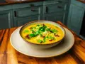 Aksamitne tom kha z kurczakiem, posypane sezamem i świeżą kolendrą, czeka na talerzu.
