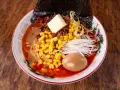 Misowa zupa ramen z mielonym mięsem, kukurydzą, kiełkami fasoli, jajkiem i kawałkiem masła.