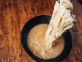 Para pysznego ramen, jaki makaron do ramen? Ten jasny, cienki makaron idealnie pasuje do bulionu.