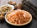 Suszone rybki, grzyby shiitake, wodorosty kombu i płatki bonito – składniki idealne do stworzenia głębokiego sosu umami.