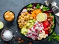 Kolorowy bowl z ciecierzycą, awokado, ryżem, papryką i granatem. Idealny przepis na zdrowy lunch.