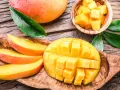 Soczyste mango, pokrojone w kostkę i plastry, przypomina o ciepłych krajach, gdzie rośnie mango.