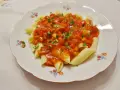 Penne z aromatycznym, słodko-kwaśnym sosem warzywnym, posypane świeżą natką pietruszki.