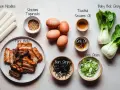 Składniki do ramen miso: makaron, jajka, boczek, pak choi, nori, cebula, shichimi togarashi, olej sezamowy i chili.