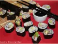 Pyszne sushi ze śledziem, awokado i rzodkiewką, przygotowane na weekendowy wieczór.
