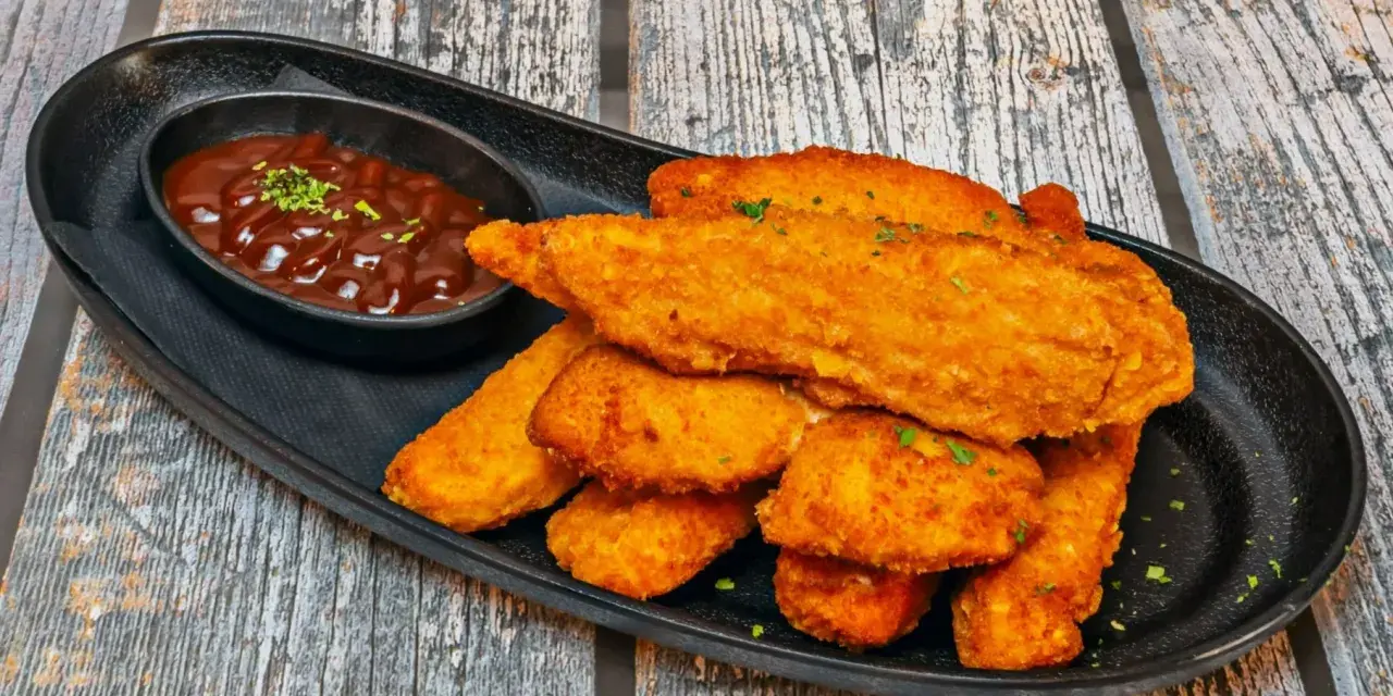 Chrupiący kurczak w tempurze, podany z sosem barbecue. Idealna przekąska na każdą okazję.