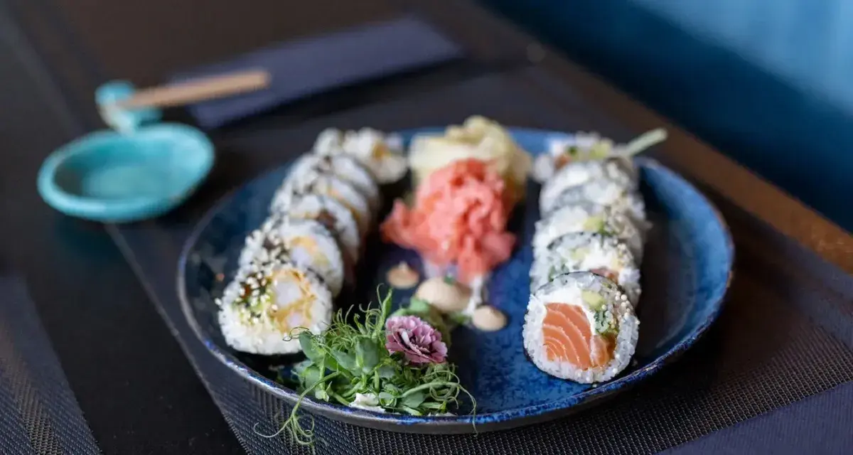 Talerz sushi z łososiem i krewetkami. Czy sushi jest ciężkostrawne? Zależy od składników, ale to danie wygląda apetycznie i lekko.