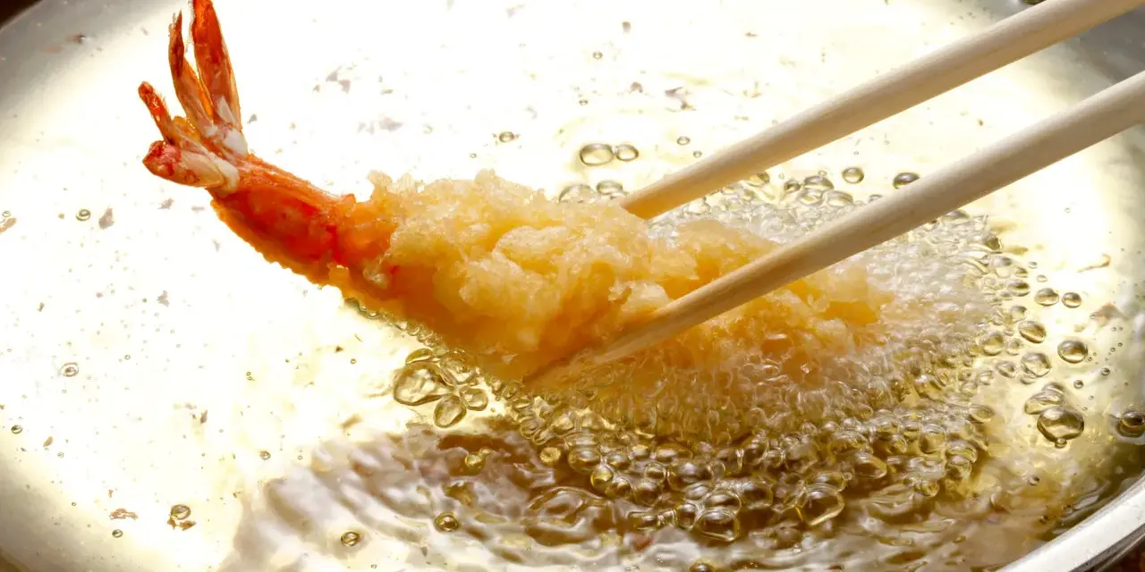 Krewetka w złocistej panierce z panko smaży się w gorącym oleju. Delikatna tempura nabiera chrupkości.