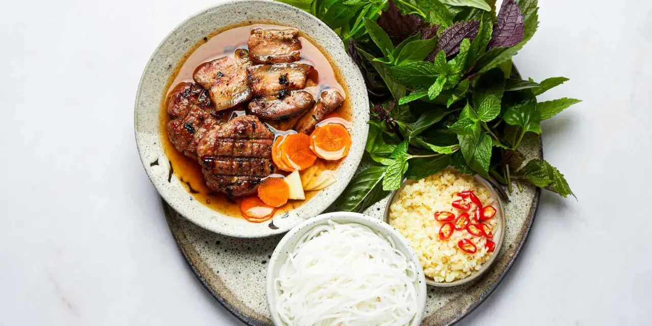 Pyszny bun cha przepis: grillowane mięso w sosie, makaron ryżowy, świeże zioła, czosnek i chili.
