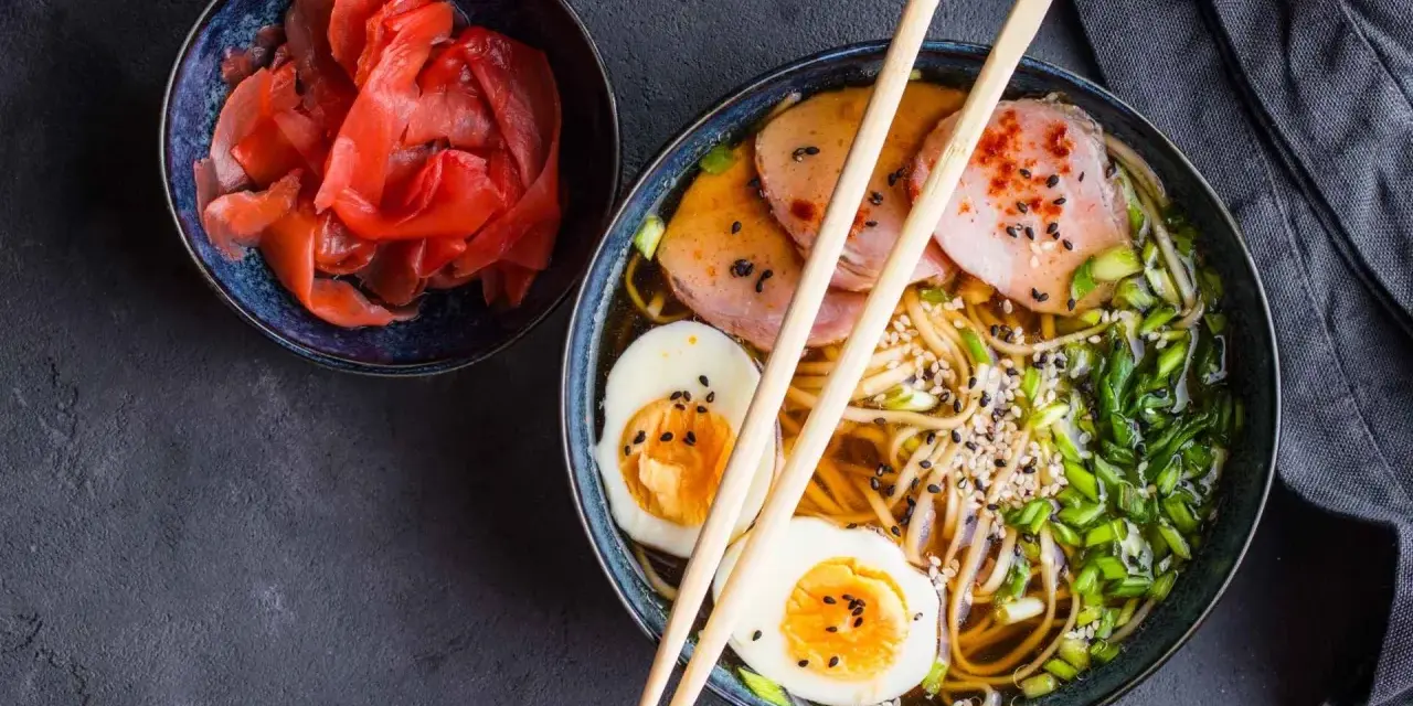 Miseczka z marynowanym imbirem i aromatyczny ramen z jajkiem i plastrami mięsa. Idealne, co podać oprócz sushi.