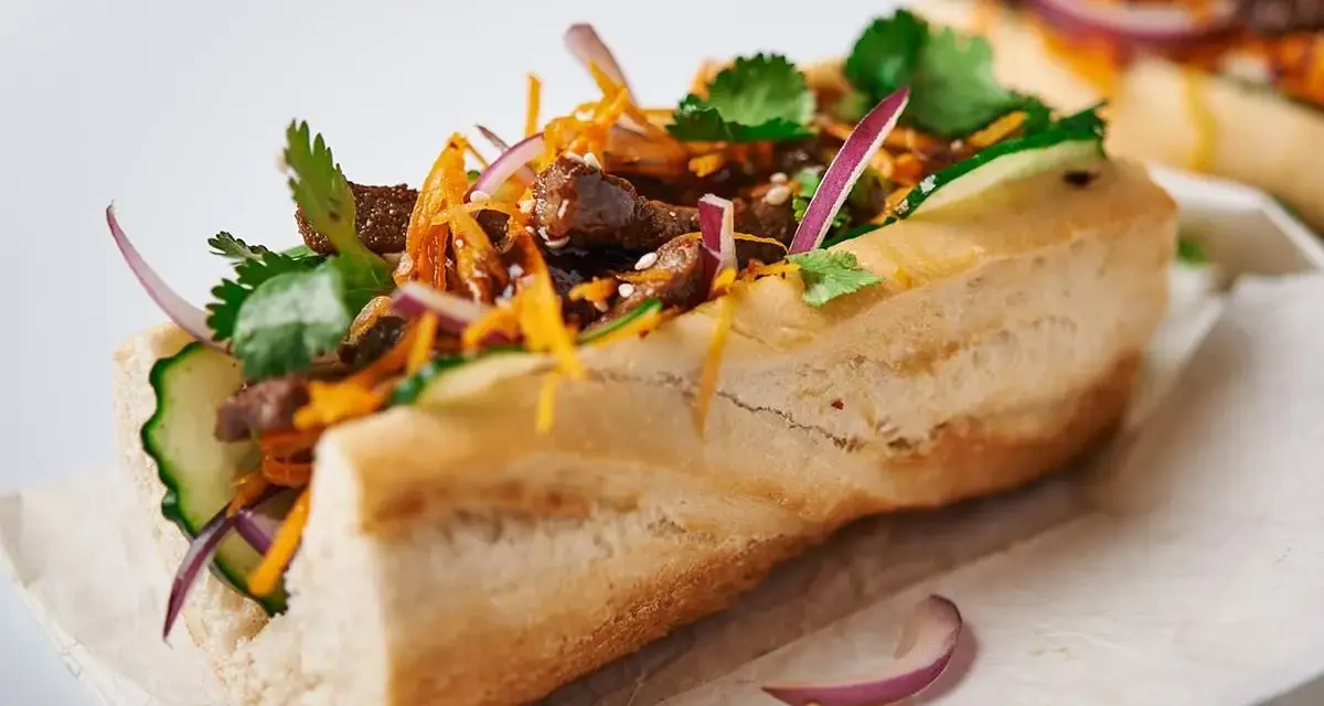 Pyszny banh mi przepis: bagietka z wołowiną, ogórkiem, marchewką, czerwoną cebulą i kolendrą.