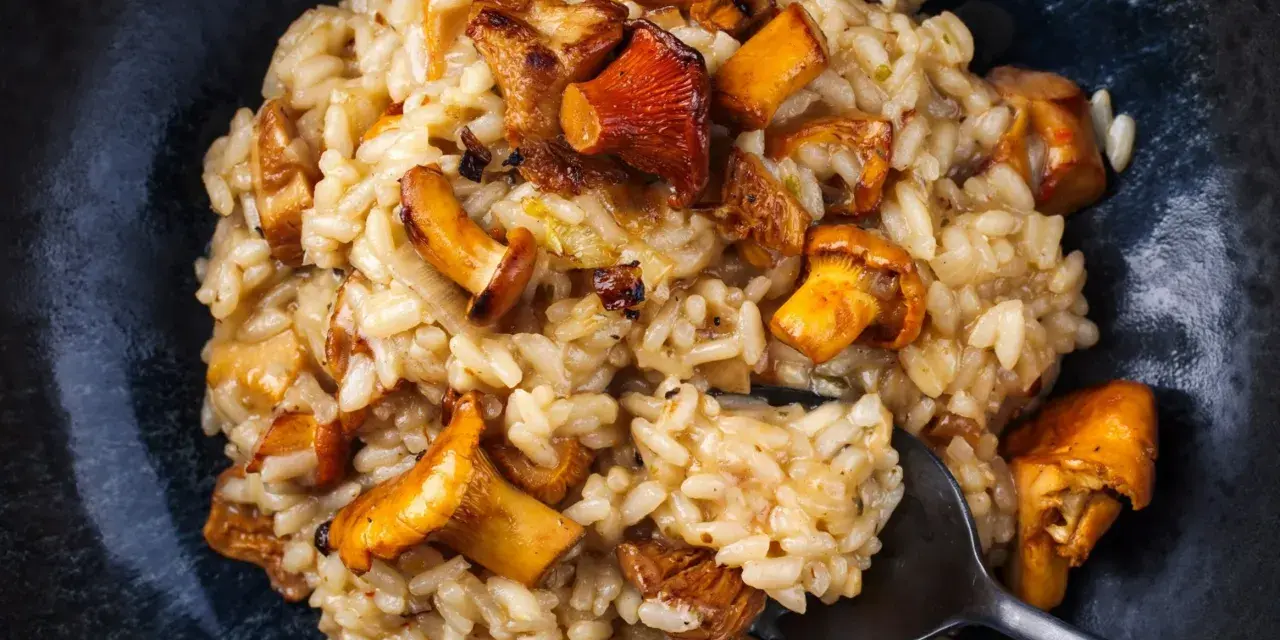 Kremowe risotto z kurkami – szybki i pyszny pomysł na obiad. Idealne, gdy chcesz wiedzieć, co można zrobić z ryżu na szybko.