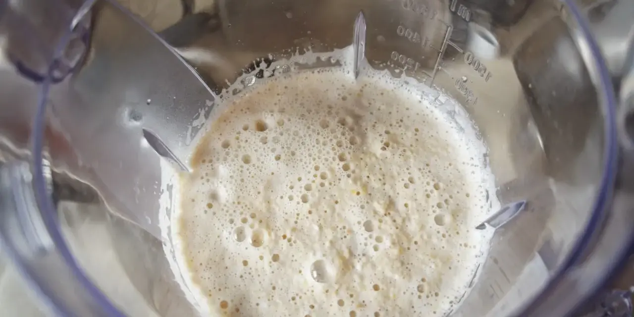 Puszysta masa w blenderze, gotowa do dalszej obróbki. To idealna podstawa tofu do wegańskich deserów lub sosów.