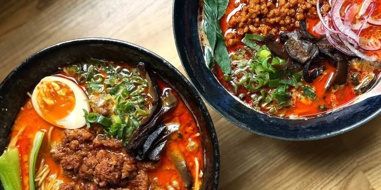 Dwa aromatyczne ramen rodzaje: jeden z jajkiem i mielonym mięsem, drugi z mielonym mięsem, bakłażanem i cebulą.