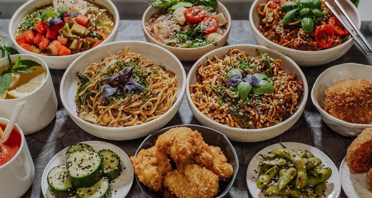 Bogactwo tajskich przekąsek: makarony, chrupiące kąski, edamame i orzeźwiający napój.