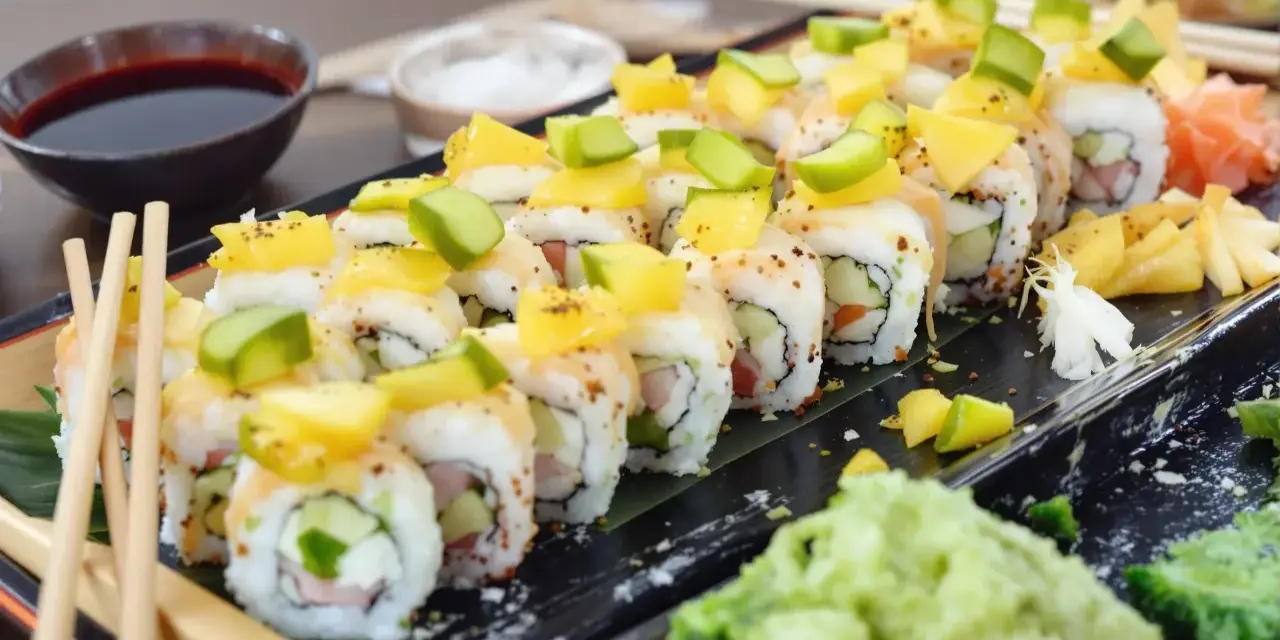 Pyszne rolki sushi z mango i awokado, idealne na letnie popołudnie. Szukasz tykwa przepisy? Te rolki to świetny pomysł!