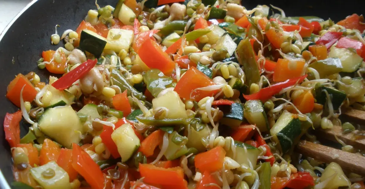 Kolorowe warzywa z kiełkami w woku, gotowe do podania jako pyszne kiełki stir fry.
