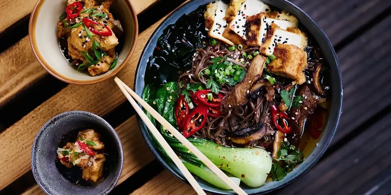 Aromaticzne curry ramen z tofu, grzybami i warzywami.