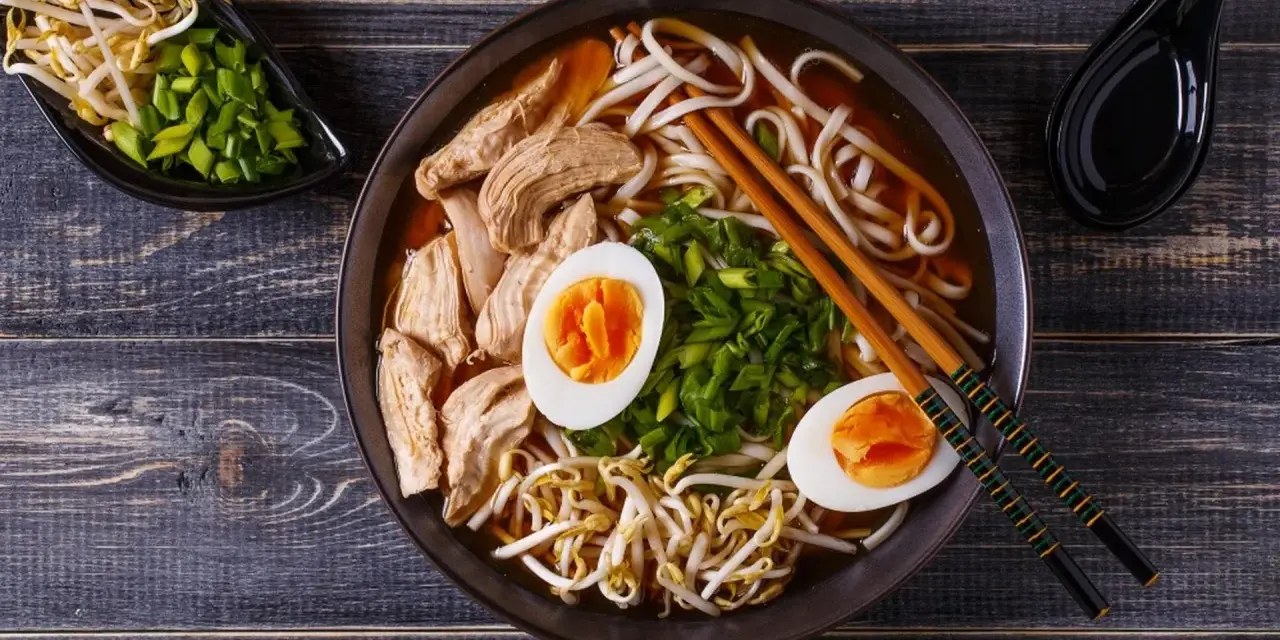 Miseczka aromatycznego ramenu z kurczakiem, jajkiem i kiełkami fasoli. Czy ramen jest zdrowy? Zależy od składników, ale ten wygląda apetycznie i pożywnie.