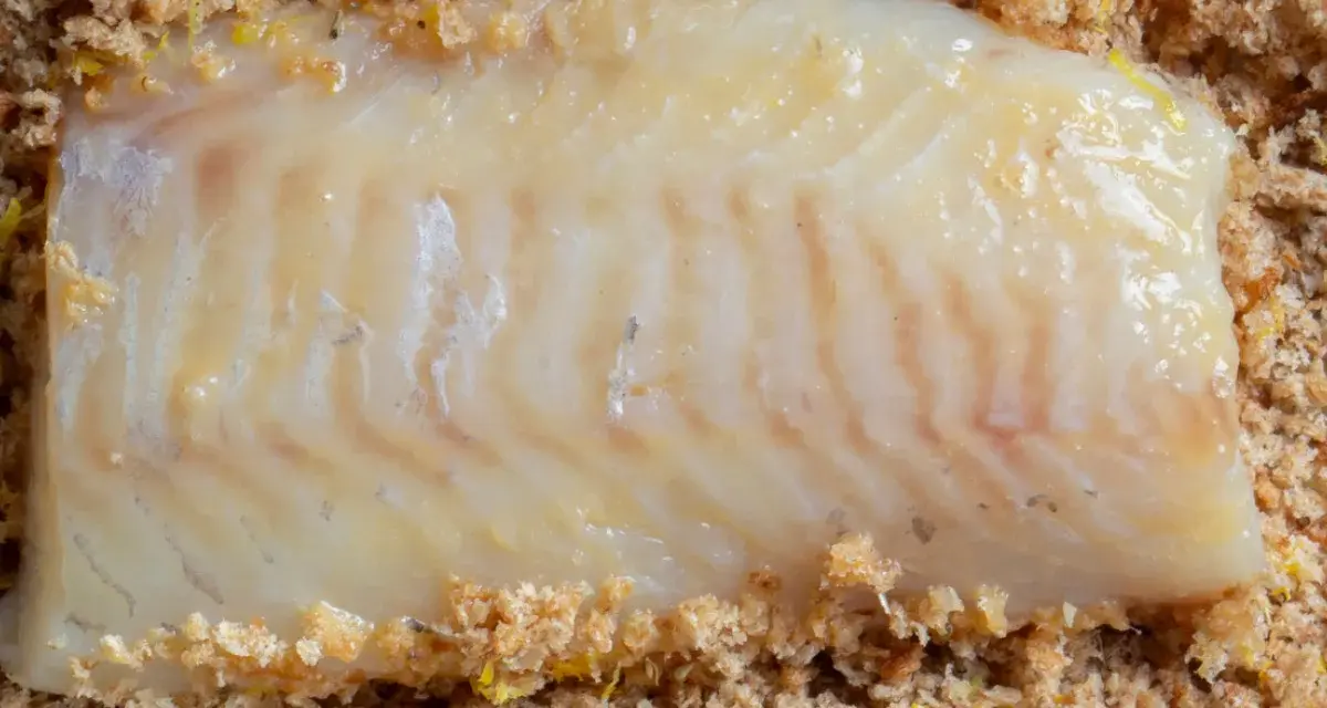 Filet ryby w panko, gotowy do smażenia. Chrupiąca panierka to sekret, jak panierować w panko, by uzyskać idealny smak.