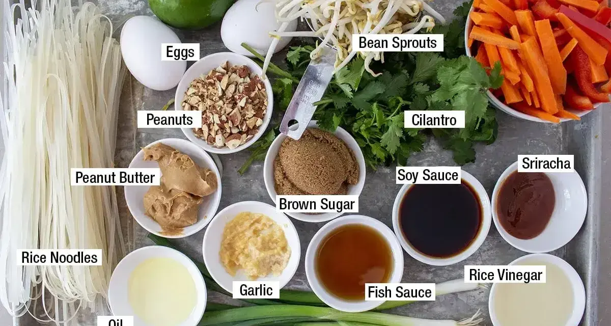 Składniki do sosu pad thai: makaron ryżowy, jajka, orzeszki ziemne, masło orzechowe, fasolka mung, marchewka, papryka, kolendra, sos sojowy, cukier brązowy, czosnek, olej, zielona cebulka, sos rybny, ocet ryżowy, sriracha.
