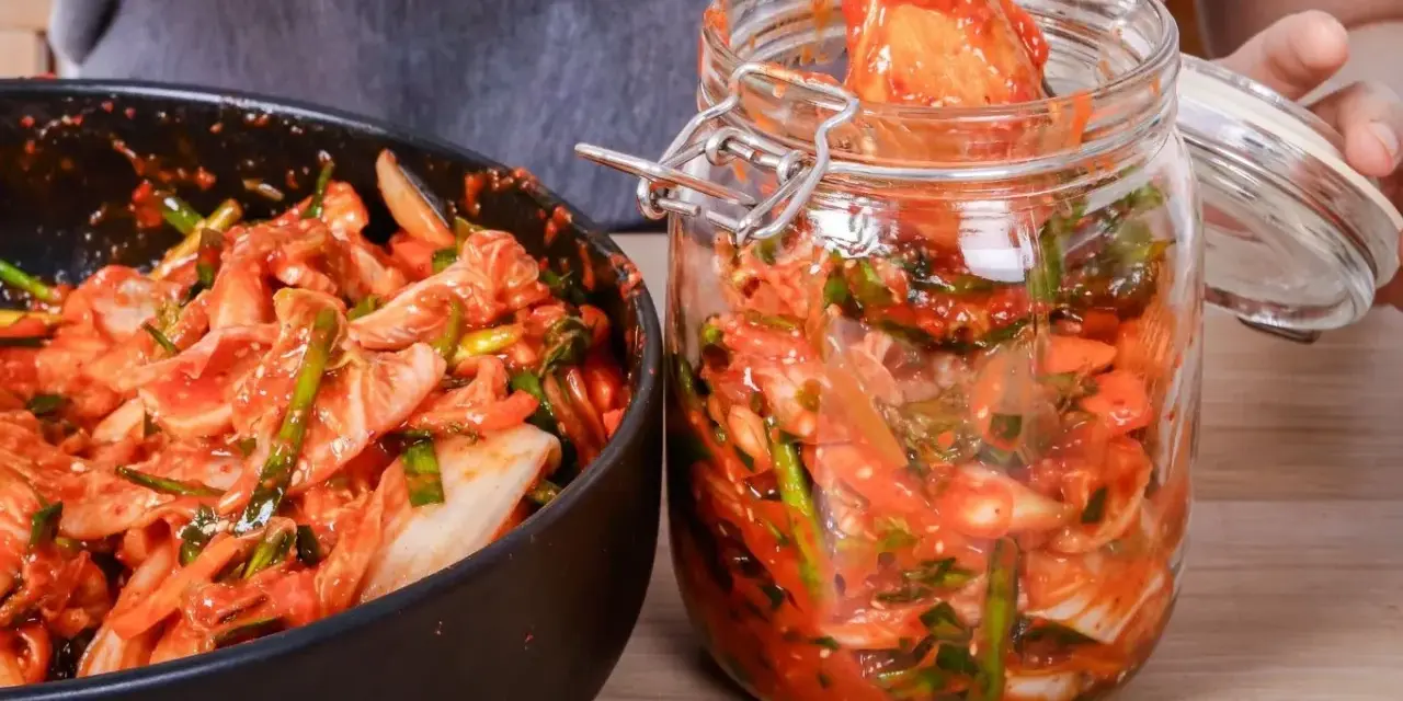 Mieszanka do kimchi w misce i słoiku, gotowa do fermentacji. Prosty sposób, jak zrobić kimchi w domu.