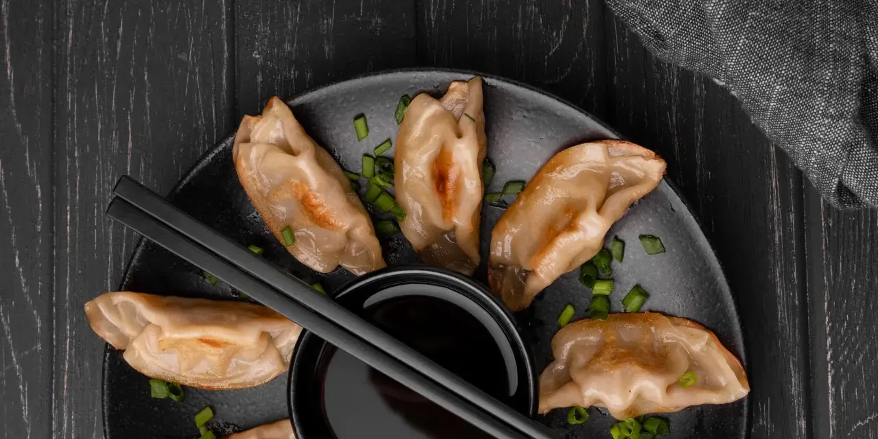 Pyszne pierogi z kimchi, idealne do maczania w sosie. Zobacz nasz przepis na te pikantne pierożki!