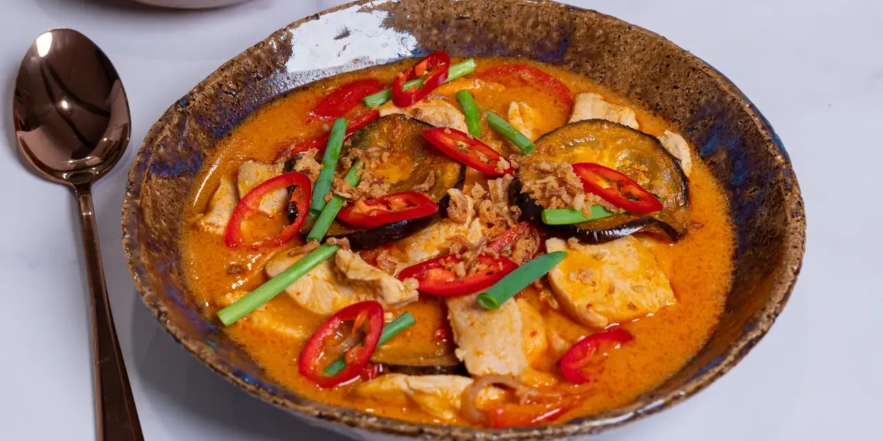 Aksamitne curry po tajsku z kurczakiem, bakłażanem, pomidorkami i ostrą papryczką.