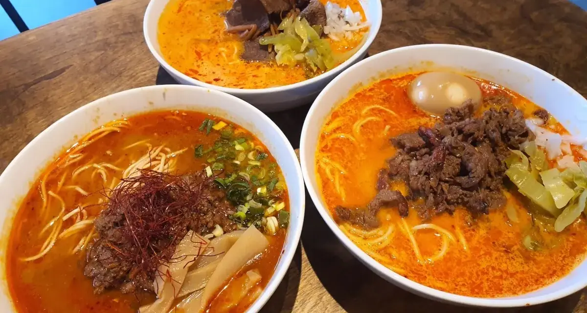 Trzy miski aromatycznego ramen z wołowiną, jajkiem i warzywami. Idealne na chłodny wieczór, smakują jak bbq ramen.