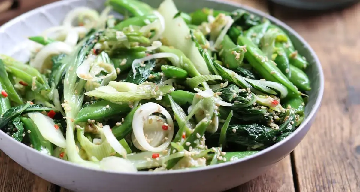 Zielona sałatka z pak choi, groszku cukrowego i cebuli, posypana sezamem. Idealna do dań kuchni azjatyckiej, świetne kapusta pak choi przepisy.