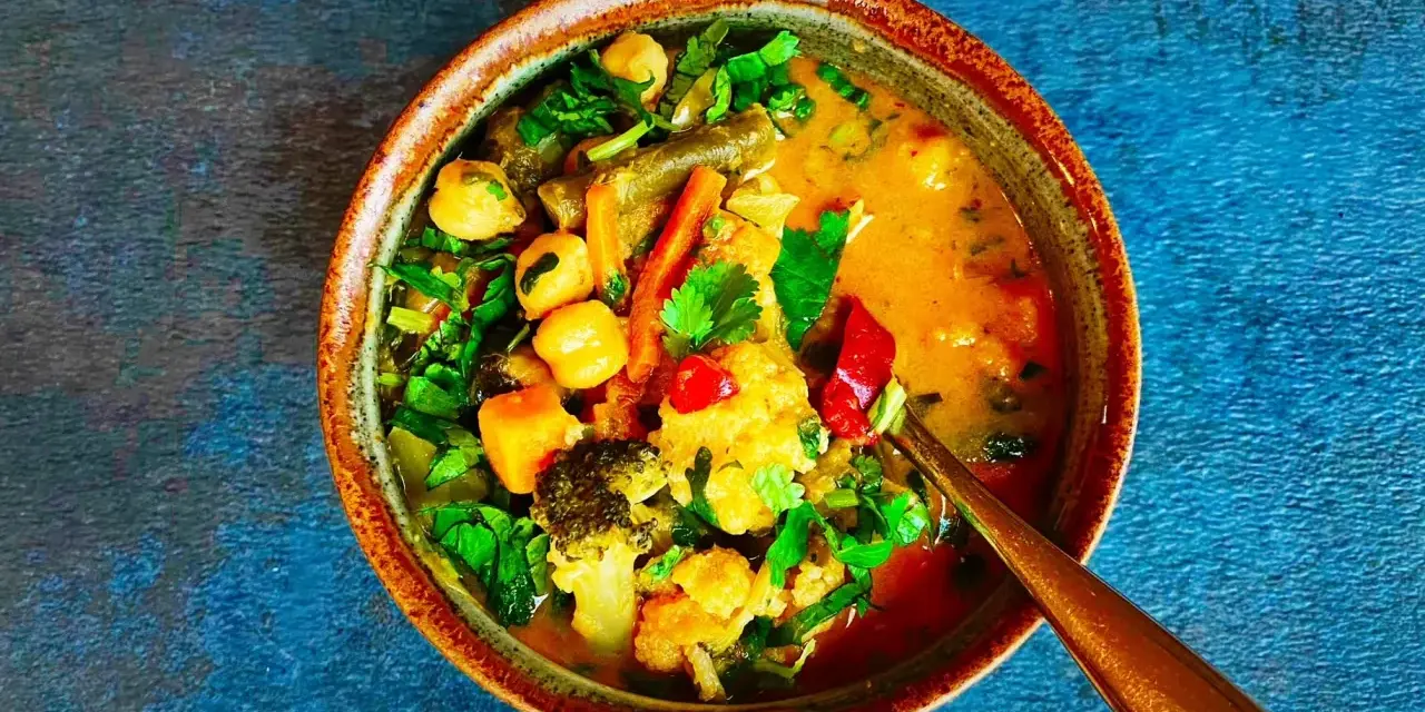 Aksamitne tajskie curry z warzywami: brokuły, kalafior, marchewka i ciecierzyca w aromatycznym sosie.