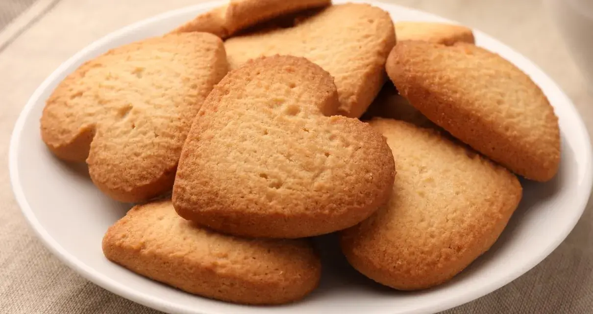 Stos ciastek z miso w kształcie serc, idealnych na prezent.