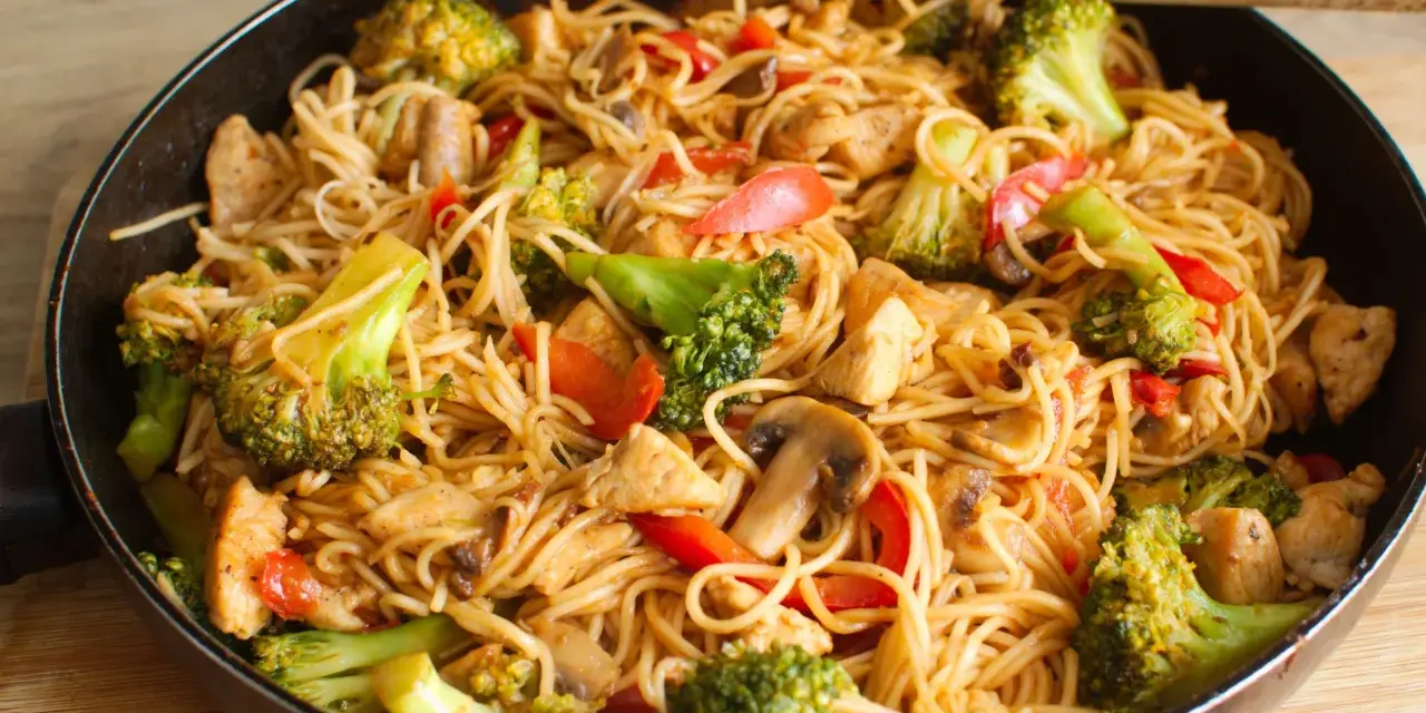 Pyszny stir fry z kurczakiem, brokułami i papryką. Idealny przepis na szybki obiad.