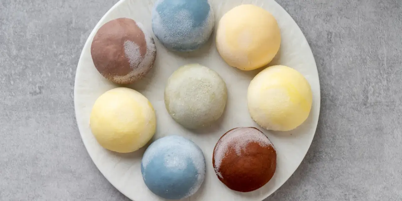 Kolorowe mochi, popularny składnik potraw japońskich, ułożone na talerzu.
