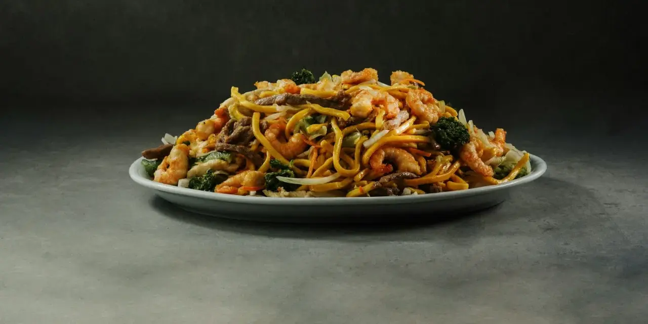 Pyszne danie z makaronem, krewetkami, wołowiną i warzywami. Idealny yakisoba przepis na obiad.