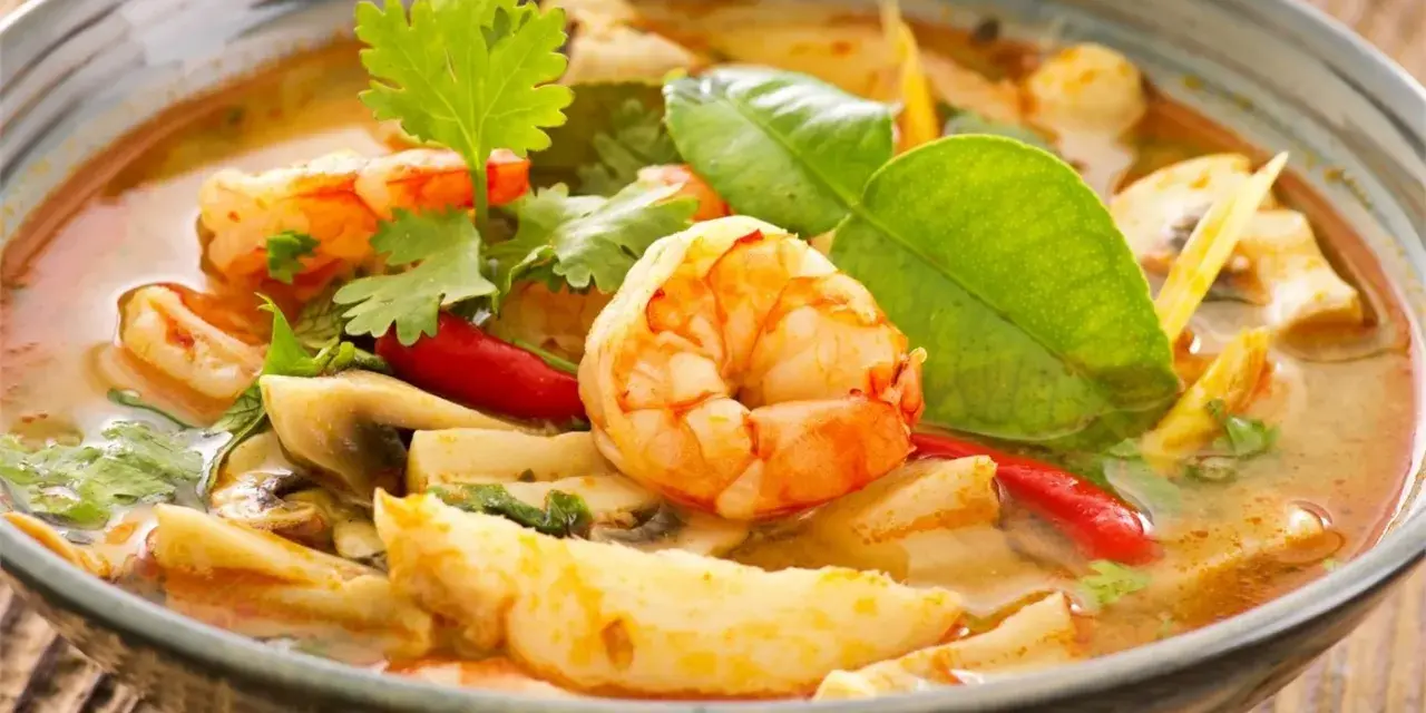 Aromatyczna zupa z krewetkami na mleku kokosowym, z dodatkiem grzybów, chili i świeżej kolendry.