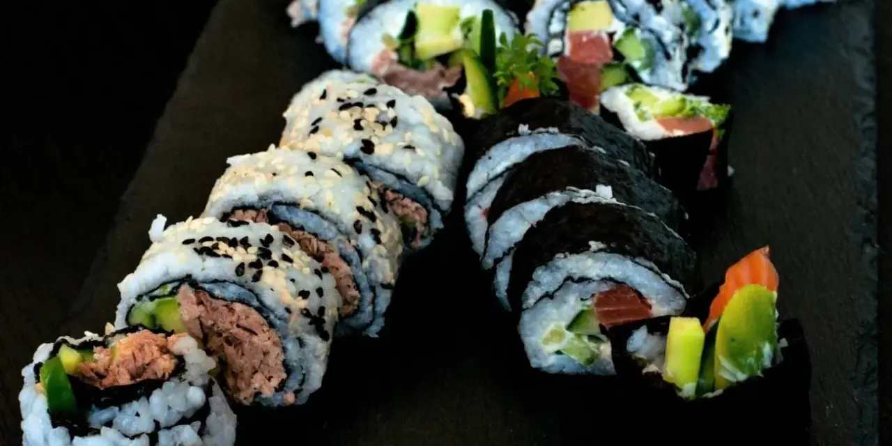 Pyszne rolki sushi z tuńczykiem, łososiem i awokado. Świetne pomysły na sushi na każdą okazję.