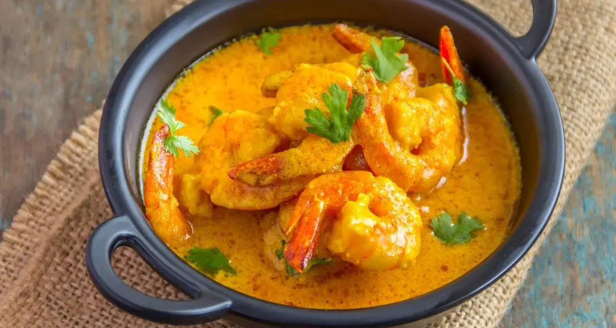 Aksamitny sos curry otula soczyste krewetki, tworząc danie pełne smaku.