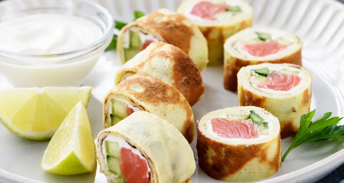 Sushi w naleśniku z łososiem, ogórkiem i serkiem. Pyszna alternatywa dla tradycyjnych rolek.