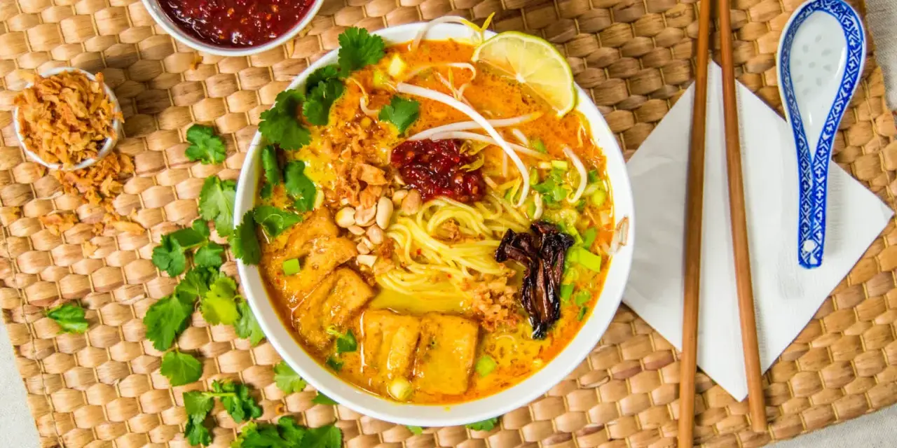 Aksamitny bulion, makaron, tofu i dodatki tworzą pyszną laksa. Co to jest? To azjatycka uczta!