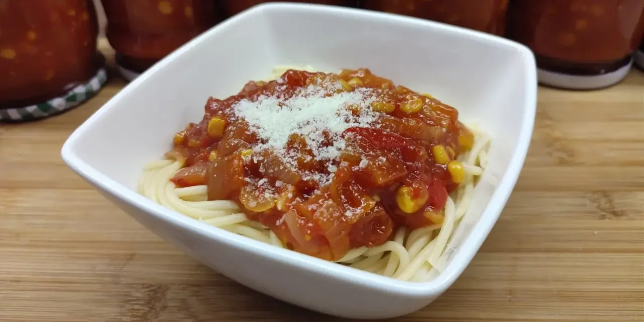 Spaghetti z domowym sosem chińskim z sosu sojowego, pomidorów i kukurydzy, posypane parmezanem.