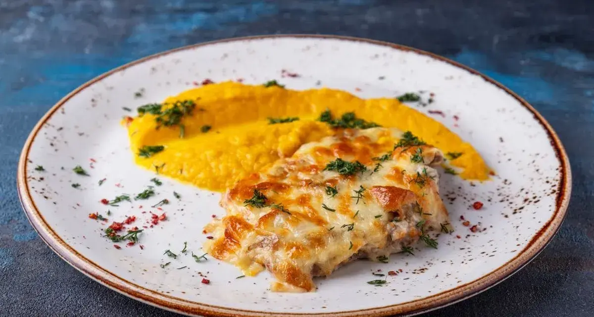 Pyszny kurczak katsu zapieczony z serem, podany z purée z dyni.