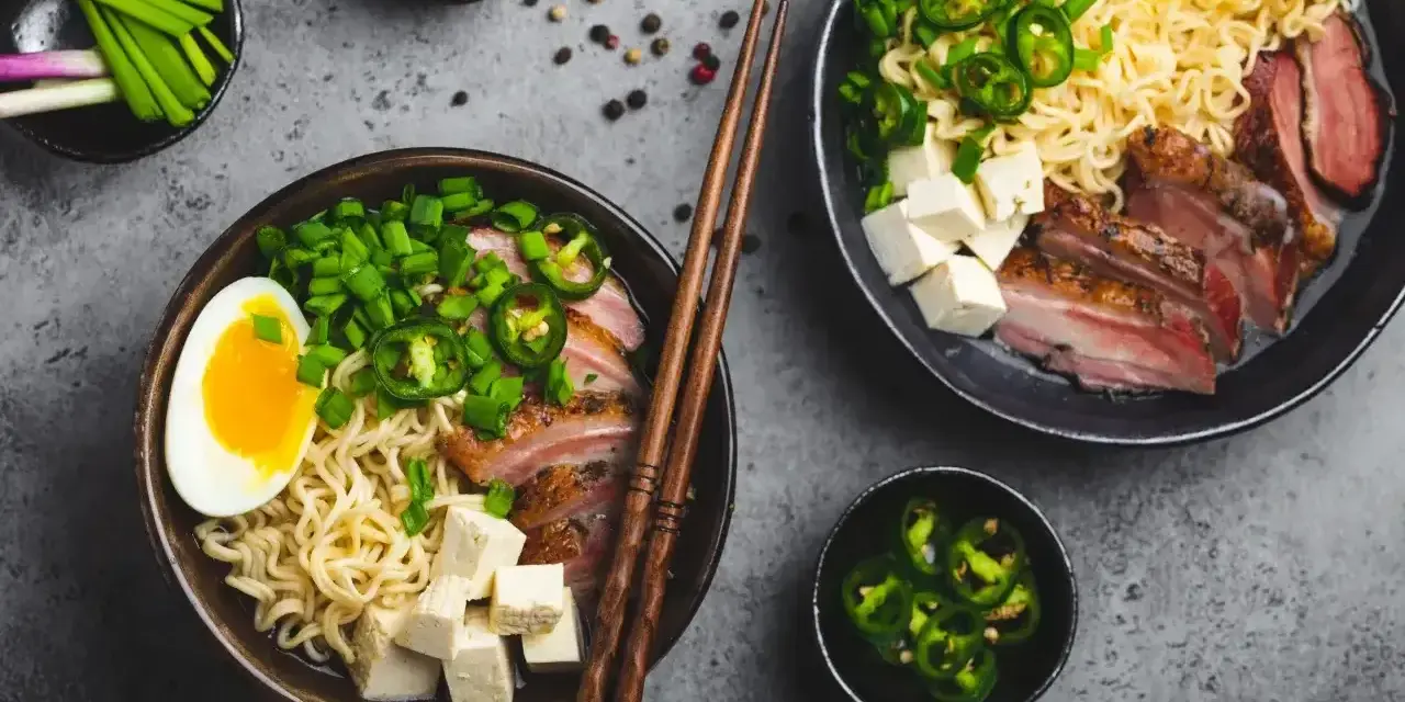 Pyszny ramen wołowy przepis: makaron, plastry mięsa, jajko, tofu, szczypiorek i papryczki jalapeño.